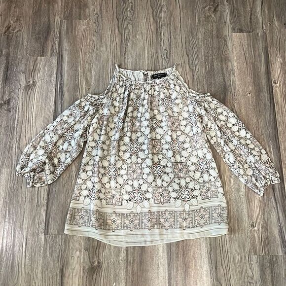 Max Studio Edit Cold Shoulder Top Size Medium - Picture 1 of 4